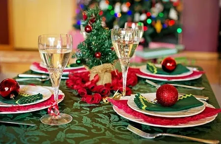 How To Make A Christmas Table Runner For A Festive And Cozy Holiday Table