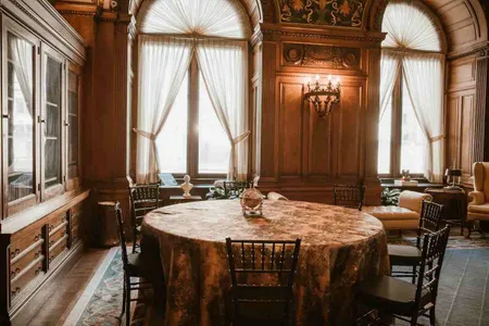 Can You Put A Table Runner On A Round Table And Make It Look Balanced?