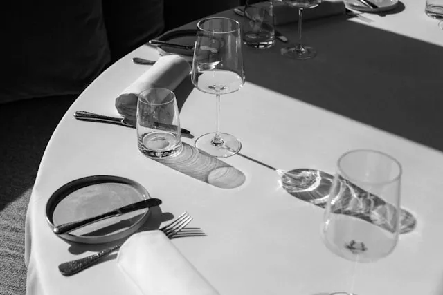 How To Use A Table Runner? (Style Tips, Functions, And Table Décor Tips) How To Use A Table Runner? (Style Tips, Functions, And Table Décor Tips)