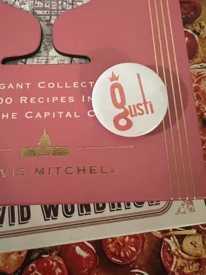 GUSTI bubbly rose promo pin