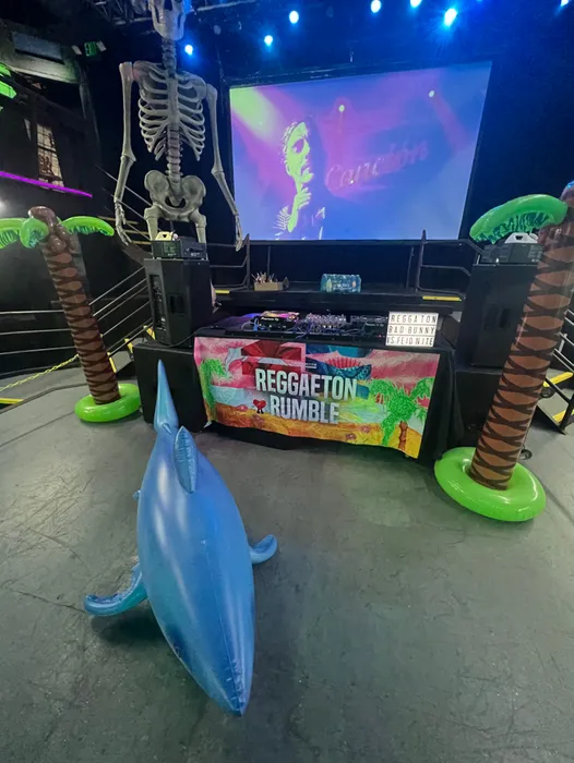 CustomApronsNow.Com - Custom Vinyl Banners