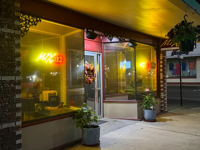 CustomApronsNow.Com - Artwork Neon Sign