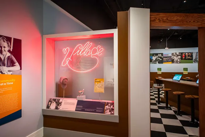 TableCoversNow.Com - Artwork Neon Sign